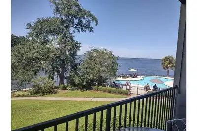 Image de Lovely Condo w\/pool, balcony, and lakeside view!