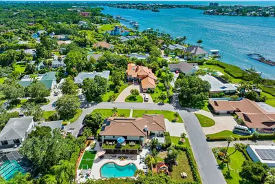 Image de Luxury 8-Br Villa w/ Pool & Soccer - 20 Guests!