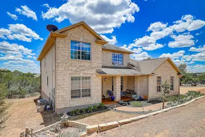 Image de Spacious, dog-friendly home with two decks, views, grill, W/D & community pool