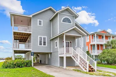 Image de Ocean view escape with a furnished balcony, washer/dryer, & pool access