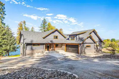 Image de Gorgeous riverfront home with fireplace, fast WiFi, central Ac, & washer\/dryer