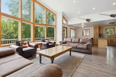 Image de 10 Bedroom Executive Chalet w/ Hot Tub (106 Pilsen Way)