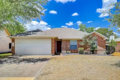 Image de Home with backyard, central Ac, & washer/dryer - drive minutes to downtown
