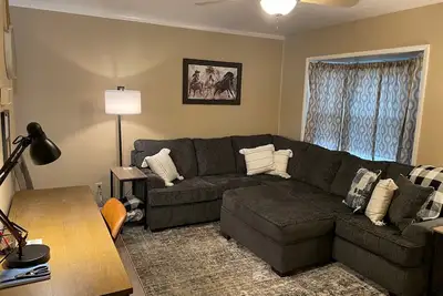 Image de Remodeled 3bd house near airport.