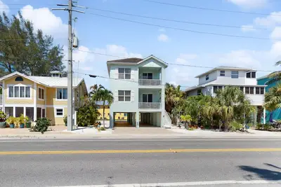 Image de Breezy duplex with partial Gulf view, balcony, grill, Ac, & W/D - walk to beach