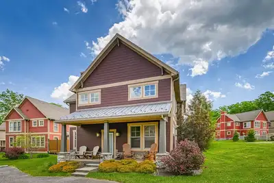 Image de Two-story home with a private hot tub, central Ac, gas fireplace, & washer/dryer