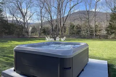Hot tub+Game Room+Fire Pit+Views+King beds in spacious family-friendly house