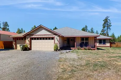 Image de Dreamy getaway near river with hot tub, lush property, fire pit, grill & WiFi