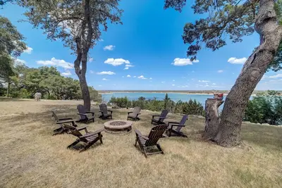 Image de Huge lakefront home - private sauna, amazing views, & game room with pool table