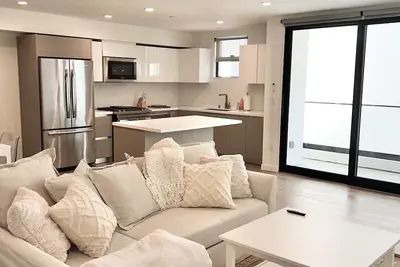 Image de *New* Beautiful Beverly Hills Condo w/ parking