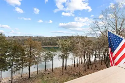 Image de *Lake Dream*Full Remodel 2br/2ba Lake Front&View!