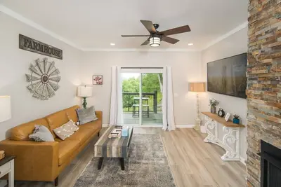 Image de Quiet Mountain Home with Fireplace, A+ location!