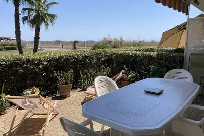 Image de Appartement T2 à 30 m de la mer, avec belle terrasse et tout en rez de chaussée