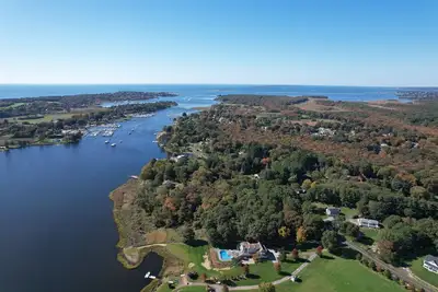 Image de Elegant Waterfront Estate On 2 Acres ~ Private Pool ~ 12 min from Mystic!
