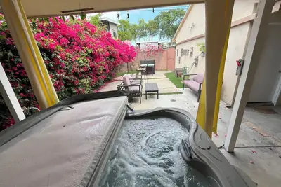 Image de Spacious Long Beach Escape w Private Hot Tub