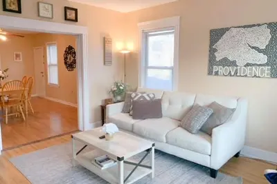 Image de Cozy, Convenient 3 Bed Apartment near Providence!