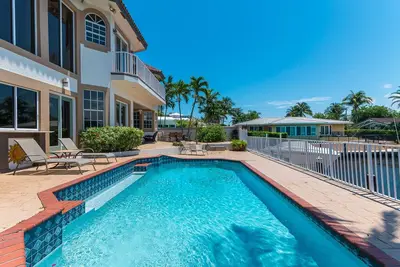 Image de Spacious Waterfront House, Steps fromthe Beach