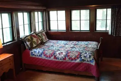 Image de Five Points~Lake Hamilton: Cabin#1 ~ 1br w/2 Full Beds, Futon in Lr, Full Kitchen, Breakfast \"Fixins\" Provided