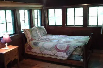 Image de Five Points~Lake Hamilton: Cabin#2 ~ 1br w/2 Full Beds, Futon in Lr, Full Kitchen, Breakfast \"Fixins\" Provided
