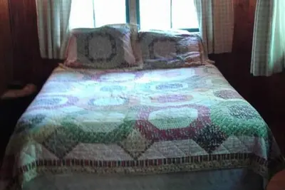 Image de Five Points~Lake Hamilton: Cabin#4 ~ 1br w/Queen Bed, Futon in Lr, Full Kitchen, Breakfast \"Fixins\" Provided, Jetted Tub
