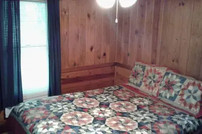 Image de Five Points~Lake Hamilton: Cabin#6 ~ 2br w/Queen Beds, Futon in Lr, Full Kitchen, Breakfast \"Fixins\" Provided, Great Lake View
