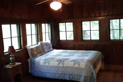 Image de Five Points~Lake Hamilton: Cabin#A ~ 1br w/2 Queen Beds, Futon in Lr, Full Kitchen, Breakfast \"Fixins\" Provided