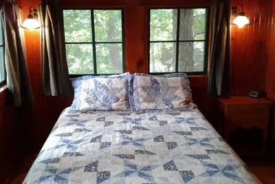 Image de Five Points~Lake Hamilton: Cabin#C ~ 1br w/Queen Bed, Futon in Lr, Full Kitchen, Breakfast \"Fixins\" Provided, Jetted Tub, Balcony Deck off Br