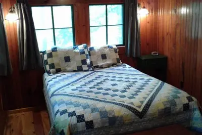 Image de Five Points~Lake Hamilton: Cabin#D ~ 1br w/Queen Bed, Futon in Lr, Full Kitchen, Breakfast \"Fixins\" Provided, Jetted Tub, Balcony Deck off Br