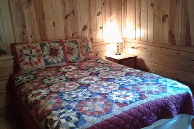 Image de Five Points~Lake Hamilton: Cabin#E ~ 2 Story, 3br w/Queen Beds, Futons in Lr & Loft, Full Kitchen, Breakfast \"Fixins\" Provided, 2 Baths (Upstairs has Jetted Tub), Large Covered Porch, Right by the Water