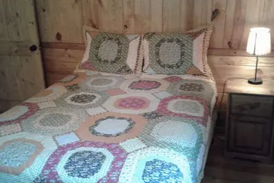 Image de Five Points~Lake Hamilton: Cabin#F ~ 2 Story, 3br w/Queen Beds, Futons in Lr & Loft, Full Kitchen, Breakfast \"Fixins\" Provided, 2 Baths (Upstairs has Jetted Tub), Large Covered Porch, Right by the Water