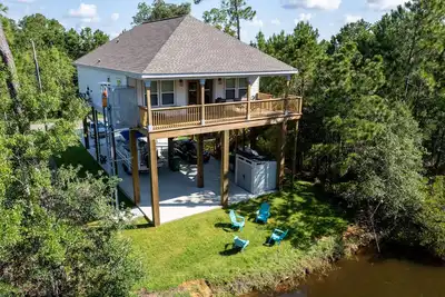 Image de New, Waterfront Home - 5 min boat ride to the Jourdan River!