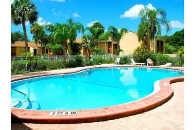 Image de 2 Br Condo. 3 miles to Siesta Key. 1st fl. unit 137. Wonderful pool. Pets Ok