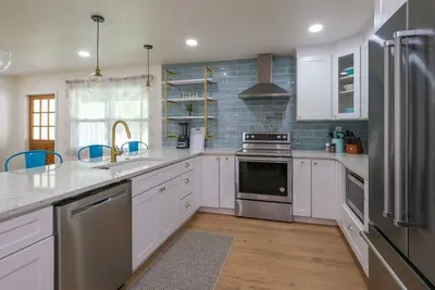 Image de 3 Bed\/2 Bath Quiet Retreat Just Minutes from Gulf Beaches, Dining, Shopping. . .