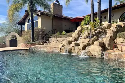 Image de Hilltop Hacienda with 360° views, sparkling pool and hot tub
