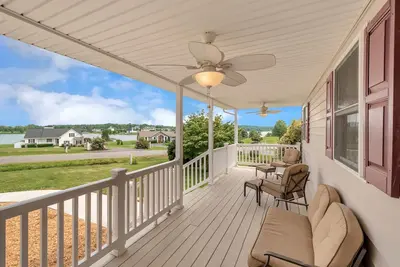 Image de Enjoy lake views in this cozy home w/ dock, 2 firepits, indoor & outdoor fun! ! !