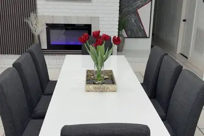 Image de 4 bedroom 2bath modern style home