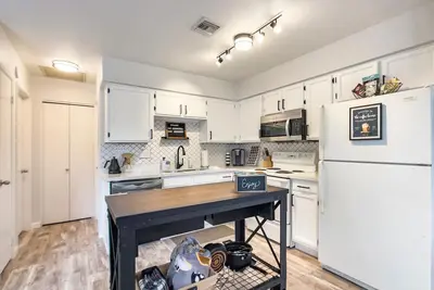 Image de Coffee House-Prime location-close to everything! Mesa-Tempe-and a King Bed!