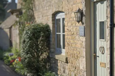 Image de Exquisite 18th Century Cottage in a Picture-Perfect Village