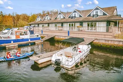 Image de 3 chambres à coucher à Brundall, Norwich