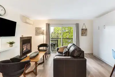 Image de Beautifully Remodeled top floor condo with two balconies, a fireplace and Bbq!