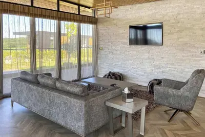Image de Two bed lodge with one king-size bed and one twin (King by arrangement).