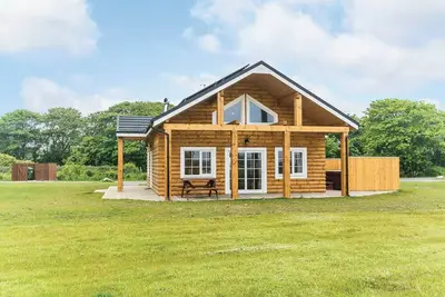 Image de Outstanding, spacious and contemporary two storey lodge boasting a superb lakeside location.