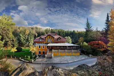 Image de Appartement à 2 étages dans une villa avec parc