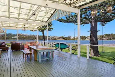 Image de Terrigal Lakehouse - Waterfront Serenity