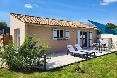 Image de Maison rénovée avec jardin partagé de 2000m² à 1, 3 km de la plage Clemenceau, idéale pour 4 personnes