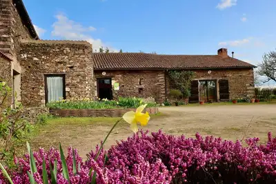 Image de Gîte écoresponsable avec 4 chambres, terrasse et activités, proche Lpo, chauffage au sol