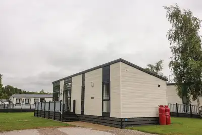 Image de Waterside Lodge, country holiday cottage, with pool in Tewitfield