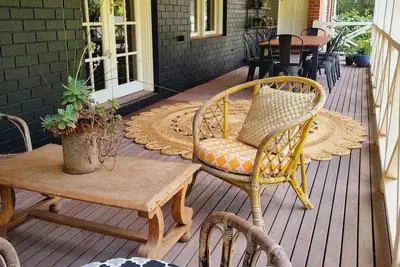 Image de Noonan House. 5 minute walk to the centre of town. <br>Spacious home on half acre.