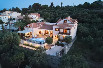La villa de luxe de Lila avec vue sur la mer, piscine privée, jardin, climatisation et Wi-Fi.