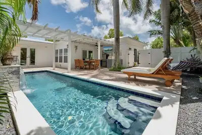 Image de **The Enchanted Rose @ Beachside** Gorgeous Home & Pool + Last Key Services…